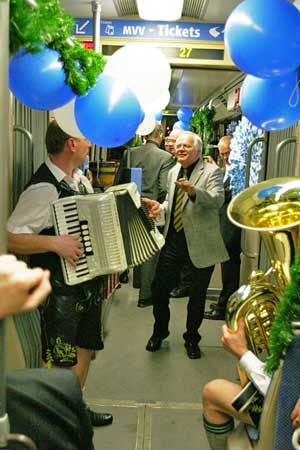 Musik beschwingt auch Männerbeine! Musik beschwingt auch Männerbeine!