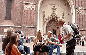 Fasziniert lauscht die Gruppe dem Guide