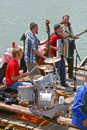 Die flotte Band macht richtig gute  Stimmung