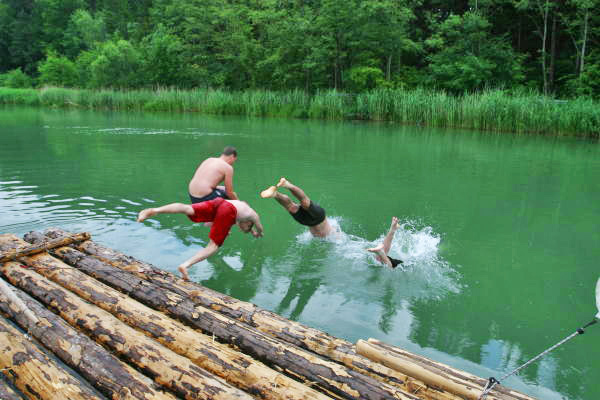 Kopfsprung ins Wasser vom Floß