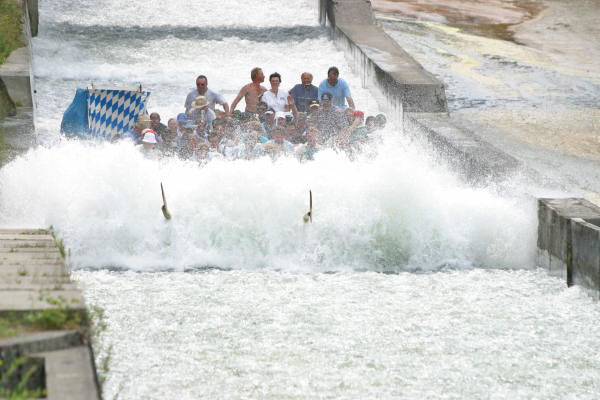 Wasserrutsche auf der Isar